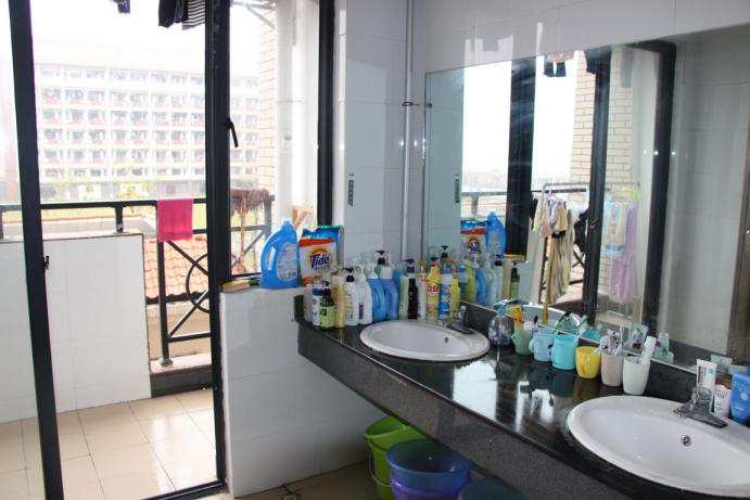 我院举行"雷锋月,美化寝室"文化活动-北部湾大学陶瓷与设计学院